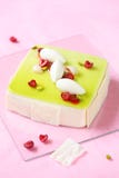 Kaka för pistaschhallonmousse med litchiplommoner royaltyfri fotografi Kaka för pistaschhallonmousse med litchiplommoner royaltyfri fotografi