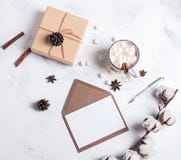 Kakao, giftbox und leeres Papier, Draufsicht stockbild Kakao, giftbox und leeres Papier, Draufsicht stockbild