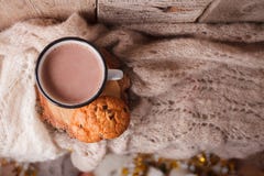 Kakao z Wygodnej zimy domowym tłem, filiżanka gorący cacao z amerykańskimi ciastkami, grże trykotowego pulower na rocznika drewni obrazy royalty free Kakao z Wygodnej zimy domowym tłem, filiżanka gorący cacao z amerykańskimi ciastkami, grże trykotowego pulower na rocznika drewni obrazy royalty free