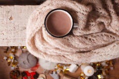 Kakao z Wygodnej zimy domowym tłem, filiżanka gorący cacao, grże trykotowego pulower na rocznika drewnianym tle, rocznika brzmien obraz stock Kakao z Wygodnej zimy domowym tłem, filiżanka gorący cacao, grże trykotowego pulower na rocznika drewnianym tle, rocznika brzmien obraz stock