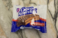 Kakor för anstrykning för choklad för godistunnbindarekomediförfattare skjuter in på marmorbakgrund - Ryssland Berezniki 28 Febru arkivfoton Kakor för anstrykning för choklad för godistunnbindarekomediförfattare skjuter in på marmorbakgrund - Ryssland Berezniki 28 Febru arkivfoton