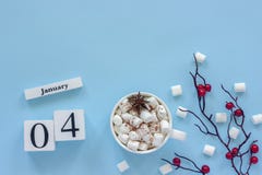 Kalender Januari 4 Kop cacao, heemst en takbessen stock afbeelding Kalender Januari 4 Kop cacao, heemst en takbessen stock afbeelding