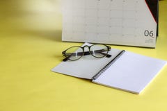 Kalender- och anm?rkningsbok p? tabellen arkivfoton Kalender- och anm?rkningsbok p? tabellen arkivfoton