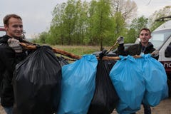 Kaliningrad, R?ssia - 18 de maio de 2019: Evento ecol?gico na costa de mar B?ltico, linha costeira de limpeza dos povos do lixo fotografia de stock Kaliningrad, R?ssia - 18 de maio de 2019: Evento ecol?gico na costa de mar B?ltico, linha costeira de limpeza dos povos do lixo fotografia de stock