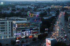 Kaliningrad, RUSSIA - 14 settembre 2015: vista dell'Uccello-occhio del centro di commercio della plaza di Kaliningrad e del viale immagine stock libera da diritti Kaliningrad, RUSSIA - 14 settembre 2015: vista dell'Uccello-occhio del centro di commercio della plaza di Kaliningrad e del viale immagine stock libera da diritti