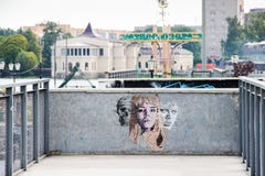 Kaliningrad, RUSSIE - 14 septembre 2015 : Art de rue par l'artiste non identifié Face d'une femme, de l'homme et d'un crâne photographie stock libre de droits Kaliningrad, RUSSIE - 14 septembre 2015 : Art de rue par l'artiste non identifié Face d'une femme, de l'homme et d'un crâne photographie stock libre de droits