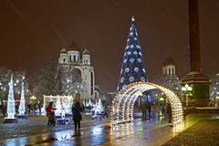 Kaliningrad, Russie Une vue de Victory Square dans les meubles de nouvelle année photographie stock Kaliningrad, Russie Une vue de Victory Square dans les meubles de nouvelle année photographie stock