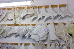 Kaliningrad, Russland - 27. Februar 2019: Kleine nähende Werkstatt für die Unterwäsche der Frauen lizenzfreies stockbild Kaliningrad, Russland - 27. Februar 2019: Kleine nähende Werkstatt für die Unterwäsche der Frauen lizenzfreies stockbild