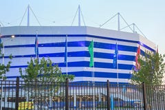 KALININGRAD RYSSLAND - JUNI 16, 2018: Nattsikten av den moderna Kaliningrad fotbollsarenan kallade också Arena Baltika arkivfoto KALININGRAD RYSSLAND - JUNI 16, 2018: Nattsikten av den moderna Kaliningrad fotbollsarenan kallade också Arena Baltika arkivfoto