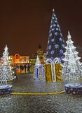 Kaliningrad, Rússia O cenário de brilho na perspectiva de uma árvore do ano novo na noite Victory Square foto de stock Kaliningrad, Rússia O cenário de brilho na perspectiva de uma árvore do ano novo na noite Victory Square foto de stock