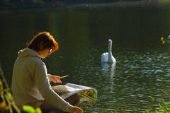 Kaliningrado, Rusia - octubre de 2018: El artista del pintor en el lago del parque en el día del otoño imagen de archivo Kaliningrado, Rusia - octubre de 2018: El artista del pintor en el lago del parque en el día del otoño imagen de archivo