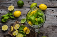 Kalkzitronen limonade, frische Kräuter und Eis herein stockbild Kalkzitronen limonade, frische Kräuter und Eis herein stockbild