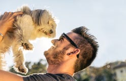 Kall hund som spelar med hans ägare fotografering för bildbyråer Kall hund som spelar med hans ägare fotografering för bildbyråer