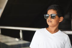Kall liten hinduisk pojke som bär stilfull solglasögon royaltyfri foto Kall liten hinduisk pojke som bär stilfull solglasögon royaltyfri foto