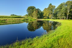 Kalm plattelandsmeer royalty-vrije stock afbeelding Kalm plattelandsmeer royalty-vrije stock afbeelding
