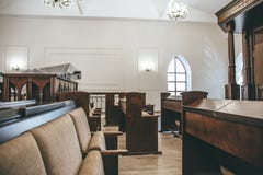 Kaluga, Rússia - cerca do agosto de 2018: Sinagoga dentro do interior com fileiras dos bancos para orações imagens de stock Kaluga, Rússia - cerca do agosto de 2018: Sinagoga dentro do interior com fileiras dos bancos para orações imagens de stock