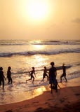 Kalutara, Sri Lanka - April 15, 2017: Silhouetten van mensen, mos royalty-vrije stock afbeelding Kalutara, Sri Lanka - April 15, 2017: Silhouetten van mensen, mos royalty-vrije stock afbeelding