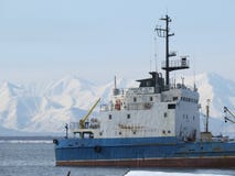 Kamchatka Ryssland Lastfartyg på pir i det Stillahavs- fotografering för bildbyråer Kamchatka Ryssland Lastfartyg på pir i det Stillahavs- fotografering för bildbyråer