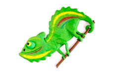 Kameleon van plasticine op een witte achtergrond De ambachten van kinderen van plasticine Creativiteit van plasticine Het beeldho royalty-vrije stock foto Kameleon van plasticine op een witte achtergrond De ambachten van kinderen van plasticine Creativiteit van plasticine Het beeldho royalty-vrije stock foto