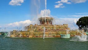 Kamera, die Buckingham-Brunnen Grant Park Chicago Illinois sich hinunterbewegt Kamera, die Buckingham-Brunnen Grant Park Chicago Illinois sich hinunterbewegt