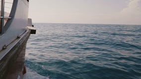 Kamera ist auf der rechten Seite des Kreuzfahrtyacht-Bootssegelns im tiefen blauen Meer mit dem Überraschen von schäumenden weiße stock video footage Kamera ist auf der rechten Seite des Kreuzfahrtyacht-Bootssegelns im tiefen blauen Meer mit dem Überraschen von schäumenden weiße stock video footage