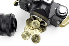 Kamera mit den Dollar, die aus ihr gießen lizenzfreie stockbilder Kamera mit den Dollar, die aus ihr gießen lizenzfreie stockbilder