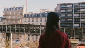Kamera podąża szczęśliwej fachowej fotograf kobiety bierze fotografię majestatyczny wieża eifla widok w Paryż od balkonu zdjęcie wideo Kamera podąża szczęśliwej fachowej fotograf kobiety bierze fotografię majestatyczny wieża eifla widok w Paryż od balkonu zdjęcie wideo