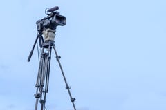 kamera telewizyjna na tripod na niebieskiego nieba tle obraz royalty free kamera telewizyjna na tripod na niebieskiego nieba tle obraz royalty free