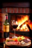 Kamin und Rotwein Lizenzfreie Stockbilder Kamin und Rotwein Lizenzfreie Stockbilder