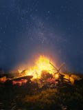 Kampvuur in de nacht Royalty-vrije Stock Afbeelding Kampvuur in de nacht Royalty-vrije Stock Afbeelding