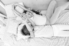 kamratskap av sm? flickor Fritid och gyckel Ha gyckel med b?sta v?n Sk?mtsamt gladlynt lynne f?r barn som har roligt royaltyfri foto kamratskap av sm? flickor Fritid och gyckel Ha gyckel med b?sta v?n Sk?mtsamt gladlynt lynne f?r barn som har roligt royaltyfri foto