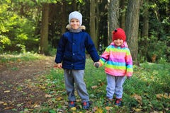 Kamratskap för barn` s Barn står tillsammans och rymmer händer i hösten parkerar Pys- och flickavänner royaltyfri fotografi Kamratskap för barn` s Barn står tillsammans och rymmer händer i hösten parkerar Pys- och flickavänner royaltyfri fotografi