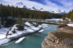 Kanadensare Rocky Mountains för bro för Saskatchewan flodfot Arkivfoton Kanadensare Rocky Mountains för bro för Saskatchewan flodfot Arkivfoton