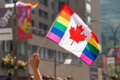 Kanadische homosexuelle Regenbogenflagge an Montreal-Schwulenparade lizenzfreies stockbild Kanadische homosexuelle Regenbogenflagge an Montreal-Schwulenparade lizenzfreies stockbild