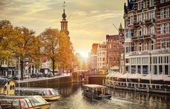 Kanal i Amstel för Amsterdam landskap för vår för stad för nederländsk husflod gränsmärke gammalt europeiskt royaltyfri foto Kanal i Amstel för Amsterdam landskap för vår för stad för nederländsk husflod gränsmärke gammalt europeiskt royaltyfri foto