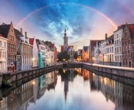 Kanalen van Brugge met regenboog, Belgi? royalty-vrije stock afbeeldingen Kanalen van Brugge met regenboog, Belgi? royalty-vrije stock afbeeldingen