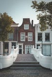 Kanalhaus in Delft und schöne weiße Brücke auf dem Voorstraat lizenzfreies stockbild Kanalhaus in Delft und schöne weiße Brücke auf dem Voorstraat lizenzfreies stockbild