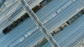 Kanash, Russie - 7 janvier 2019 : Vol au-dessus des voies ferrées avec une locomotive et des chariots L'hiver Aérien, hélicoptère banque de vidéos Kanash, Russie - 7 janvier 2019 : Vol au-dessus des voies ferrées avec une locomotive et des chariots L'hiver Aérien, hélicoptère banque de vidéos