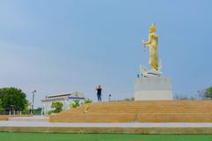 KANCHANABURI TAIL?NDIA - 5 DE ABRIL: Est?tuas douradas de uma Buda situadas na represa em abril 5,2019 de Mae Klong imagem de stock royalty free KANCHANABURI TAIL?NDIA - 5 DE ABRIL: Est?tuas douradas de uma Buda situadas na represa em abril 5,2019 de Mae Klong imagem de stock royalty free