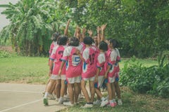 KANCHANABURI TAILÂNDIA - 18 DE JULHO: Estudantes fêmeas não identificados fotografia de stock KANCHANABURI TAILÂNDIA - 18 DE JULHO: Estudantes fêmeas não identificados fotografia de stock