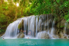 KANCHANABURI THA?LANDE - 16 NOVEMBRE : Beaucoup de touristes se tiennent la cascade et en prenant une douche ? la cascade en nove image stock KANCHANABURI THA?LANDE - 16 NOVEMBRE : Beaucoup de touristes se tiennent la cascade et en prenant une douche ? la cascade en nove image stock