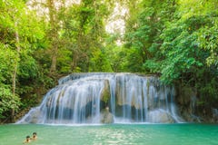 KANCHANABURI THA?LANDE - 16 NOVEMBRE : Beaucoup de touristes se tiennent la cascade et en prenant une douche ? la cascade en nove images stock KANCHANABURI THA?LANDE - 16 NOVEMBRE : Beaucoup de touristes se tiennent la cascade et en prenant une douche ? la cascade en nove images stock