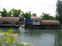 KANCHANABURI, THAILAND - 26 April, 2017The-woonboot en drijvend restaurant bij Sai Yok Yai-waterval Kanchanaburi in Thailand stock afbeeldingen KANCHANABURI, THAILAND - 26 April, 2017The-woonboot en drijvend restaurant bij Sai Yok Yai-waterval Kanchanaburi in Thailand stock afbeeldingen