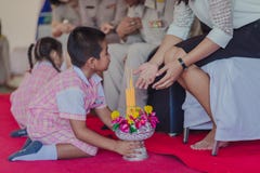 KANCHANABURI THAILAND - JUNI 14: De niet geïdentificeerde studenten verfraaien Royalty-vrije Stock Afbeeldingen KANCHANABURI THAILAND - JUNI 14: De niet geïdentificeerde studenten verfraaien Royalty-vrije Stock Afbeeldingen