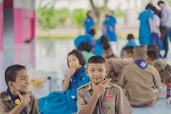 KANCHANABURI THAÏLANDE - 13 JUIN : Professeur et garçon non identifiés s image stock KANCHANABURI THAÏLANDE - 13 JUIN : Professeur et garçon non identifiés s image stock