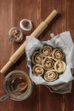 kanelbruna rullar Nytt bakade kanelbruna bullar med kryddor och kakaofyllning på pergamentpapper Top beskådar Söt hemlagad bakels arkivfoton kanelbruna rullar Nytt bakade kanelbruna bullar med kryddor och kakaofyllning på pergamentpapper Top beskådar Söt hemlagad bakels arkivfoton