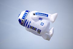 Kania w formie R2D2 od Star Wars przy Lemwerder kani festiwalem Lemwerder Niemcy, Sierpień - 18th, 2018 - zdjęcie royalty free Kania w formie R2D2 od Star Wars przy Lemwerder kani festiwalem Lemwerder Niemcy, Sierpień - 18th, 2018 - zdjęcie royalty free