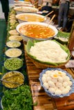 Kanom jeen le ya de nam, nouilles avec de la sauce ? cari de poissons, nourriture de rue de la Tha?lande photo libre de droits Kanom jeen le ya de nam, nouilles avec de la sauce ? cari de poissons, nourriture de rue de la Tha?lande photo libre de droits