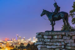 Kansas, Missouri, de V.S. 09-15-17, de mooie horizon van Kansas City bij royalty-vrije stock afbeeldingen Kansas, Missouri, de V.S. 09-15-17, de mooie horizon van Kansas City bij royalty-vrije stock afbeeldingen