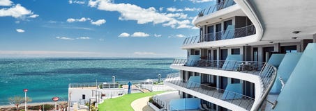 Kantjusterad horisontalbildmedelhavsikt från balkong spain royaltyfria foton Kantjusterad horisontalbildmedelhavsikt från balkong spain royaltyfria foton
